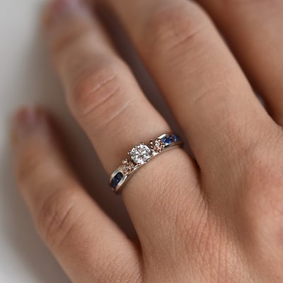 Prsten s diamantem a safíry