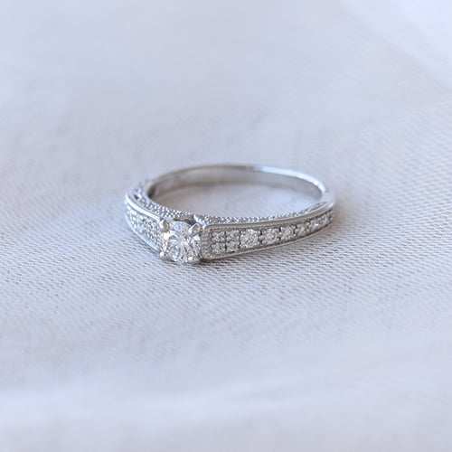 Vintage zásnubní prsten s lab-grown diamanty Keran