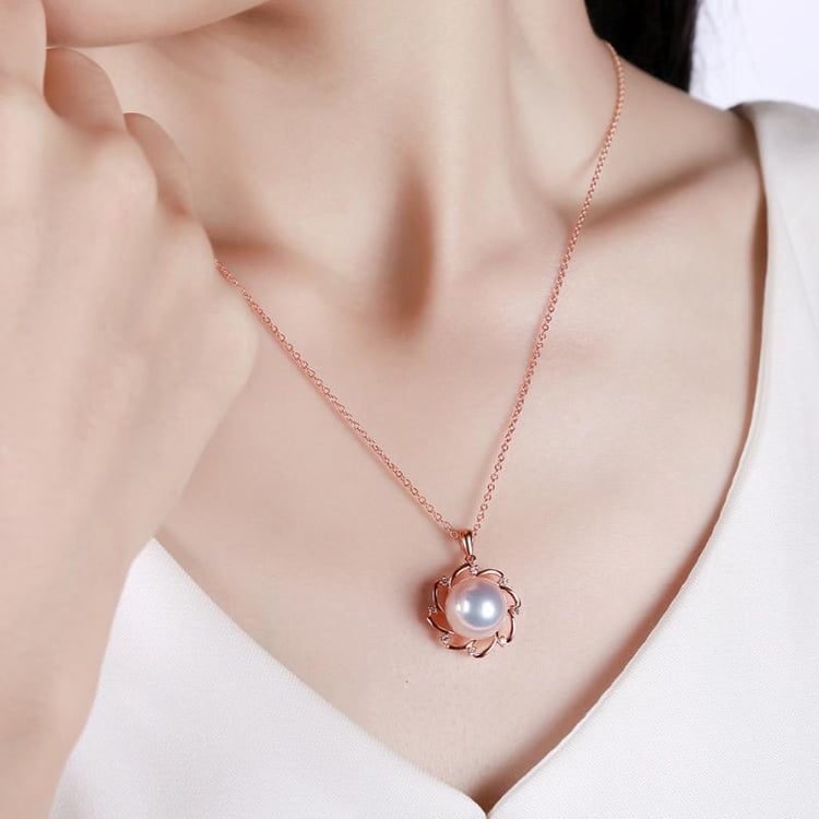 Bílá perla v náhrdelníku 13154