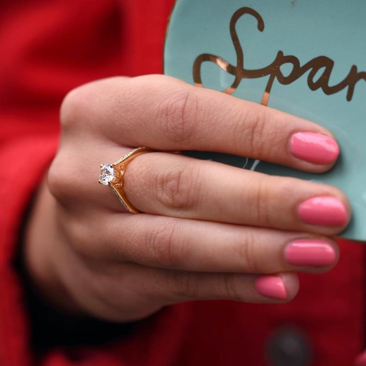 Zásnubní prsten s moissanitem a postranními diamanty ze žlutého zlata 106896