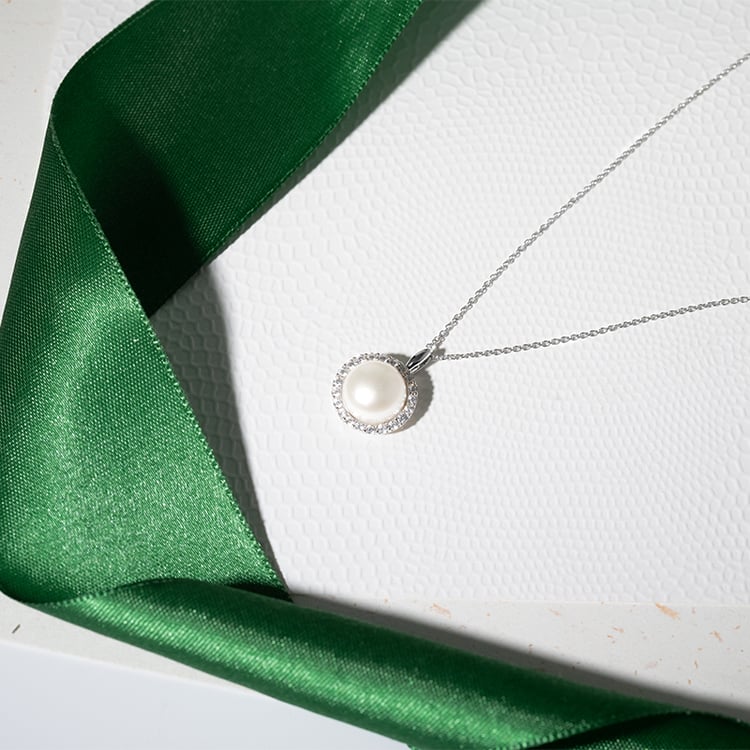 Stříbrný perlový přívěsek se zirkony Mandar 130565