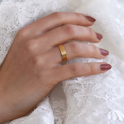 Ploché snubní prsteny s matným a lesklým povrchem Apricote