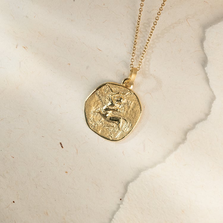 Zlatý přívěsek se symboly znamení zvěrokruhu 143669