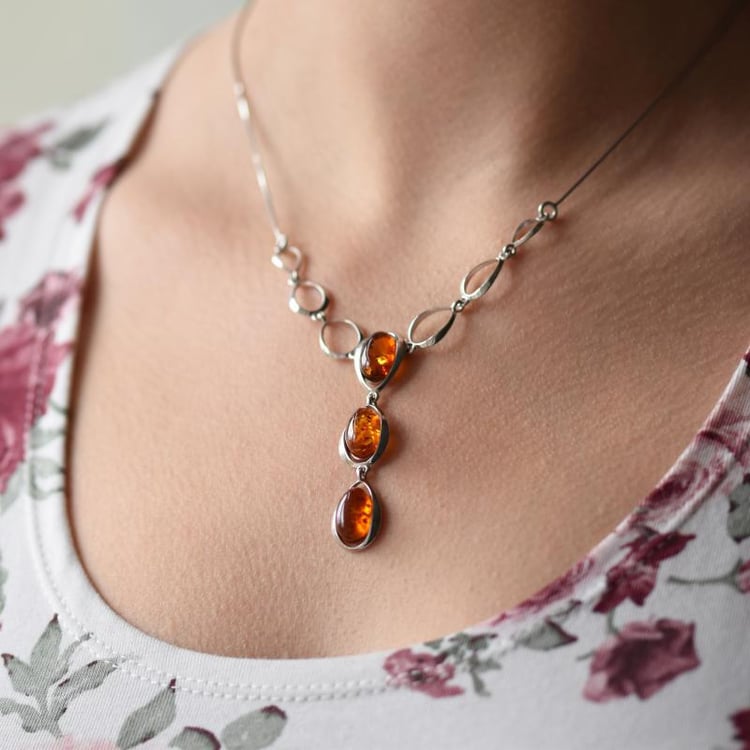 Stříbrný náhrdelník s trojicí jantarů 15062