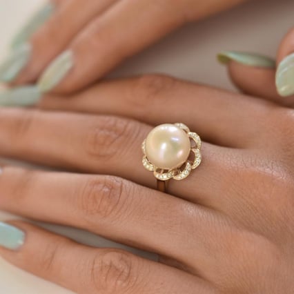 Zlatý romantický prsten s tělovou perlou a diamanty Qiana