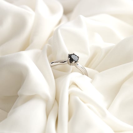 Zlatý zásnubní prsten s černým diamantem Mala
