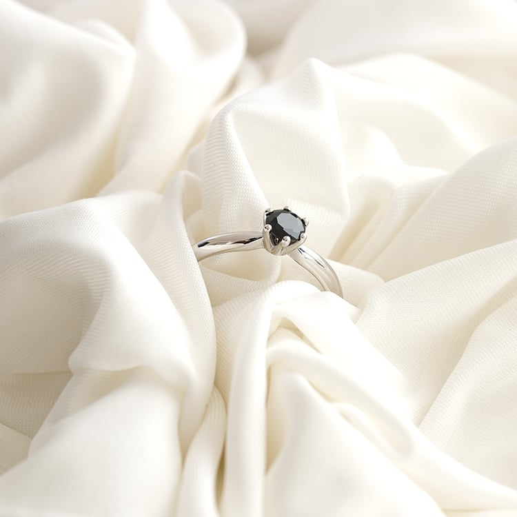 Zlatý zásnubní prsten s černým diamantem Mala 124094