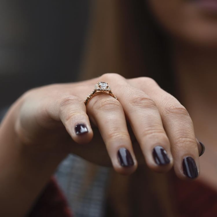 Zásnubní prsten s emerald diamantem v halo stylu 49614