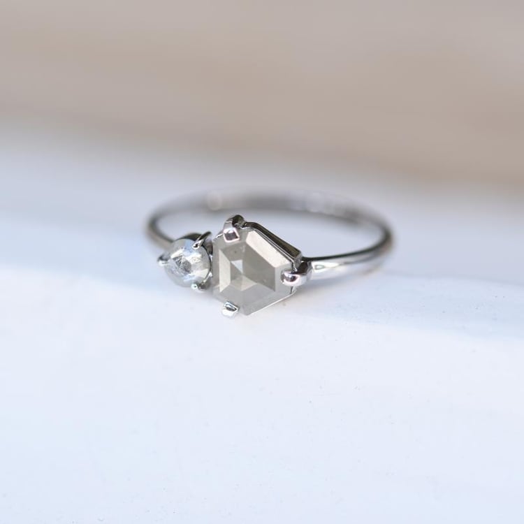 Netradiční zlatý prsten se superman a round šedými diamanty 48991