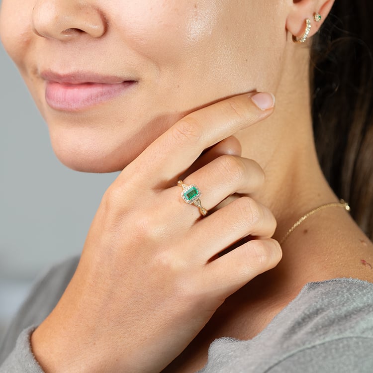 Elegantní smaragdový zlatý prsten s diamanty Enoh 146163