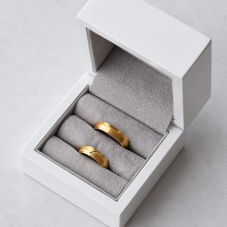 Snubní prsteny s matným povrchem a diamantem 72409