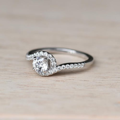 Elegantní zásnubní prsten s moissanitem a lab-grown diamanty Elaina