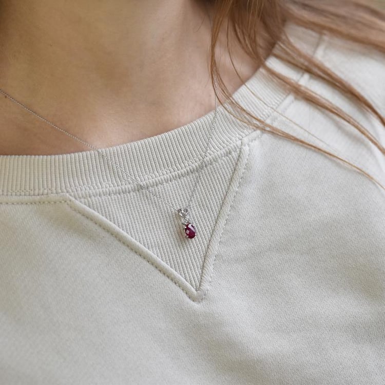 Zlatý náhrdelník s oválným rubínem 38851