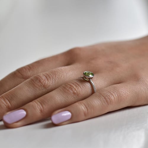 Zářivý zlatý prsten s olivínem a diamanty Nyusha