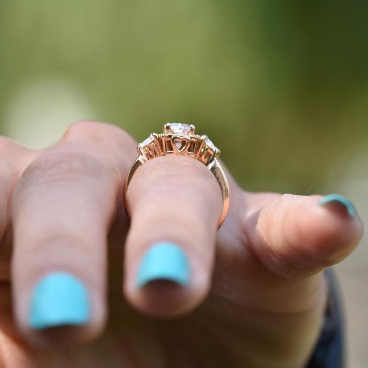 Iniciály v zásnubním prstenu 20843