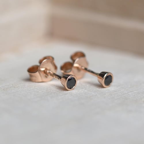 Stříbrné minimalistické bezel náušnice s černými diamanty Tofine