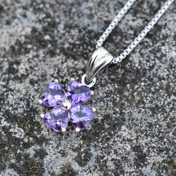 Ametystový čtyřlístek ve stříbrném náhrdelníku 11646