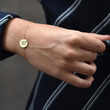 Zlatý náramek se znamením a safírem Býk