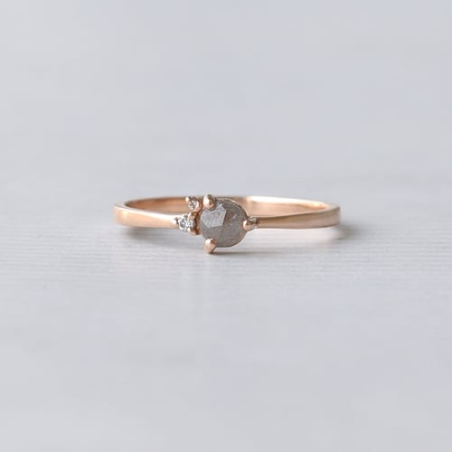 Salt and pepper diamant v něžném zlatém prstenu Marine