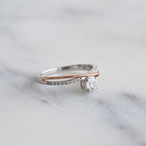 Atypický zásnubní prsten s postranními diamanty Ealair