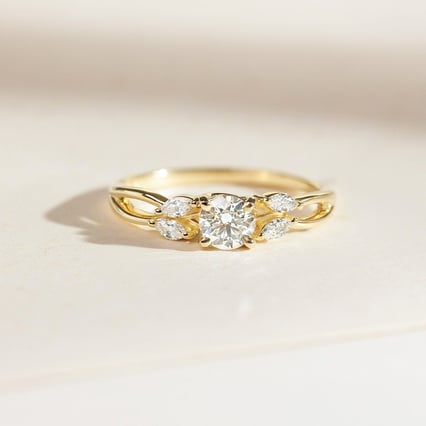 Stříbrný zásnubní prsten s moissanity Halym