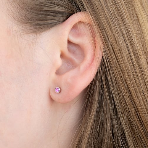 Minimalistické bezel náušnice s růžovými safíry Tofine