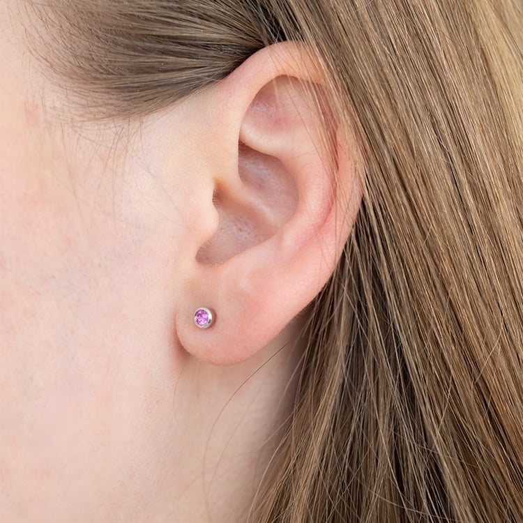 Minimalistické bezel náušnice s růžovými safíry Tofine 123830