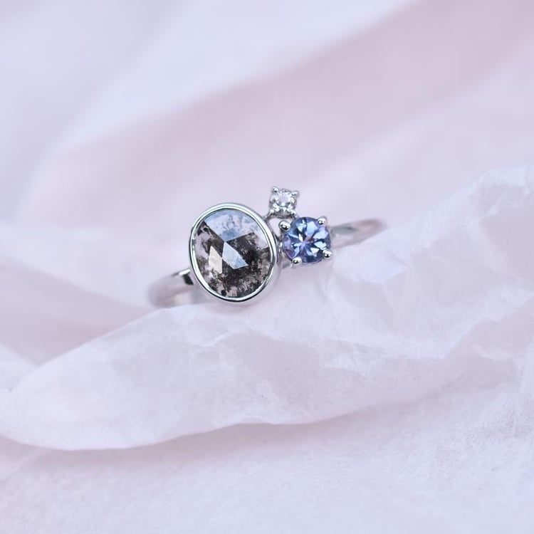 Zlatý prsten s šedým diamantem 49712