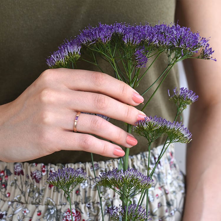 Zlatý prsten s ametystem v minimalistickém stylu 82391