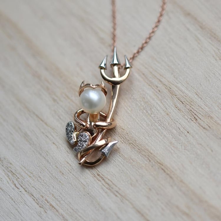 Stříbrný čert s perlou a lab-grown diamanty Devil 104241