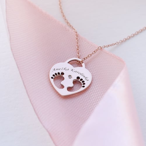Zlatý přívěsek dětské nožičky s diamantem a gravírem Olivia