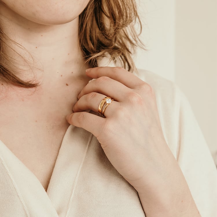 Zlaté snubní prsteny se zdobenými okraji Rayan 120133