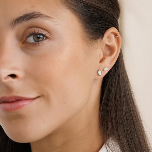 Minimalistické stříbrné náušnice se smaragdy Andine