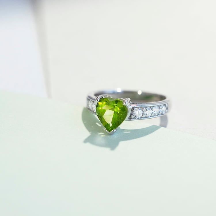 Stříbrný prsten se srdíčkovým olivínem a zirkony Bailey 109329