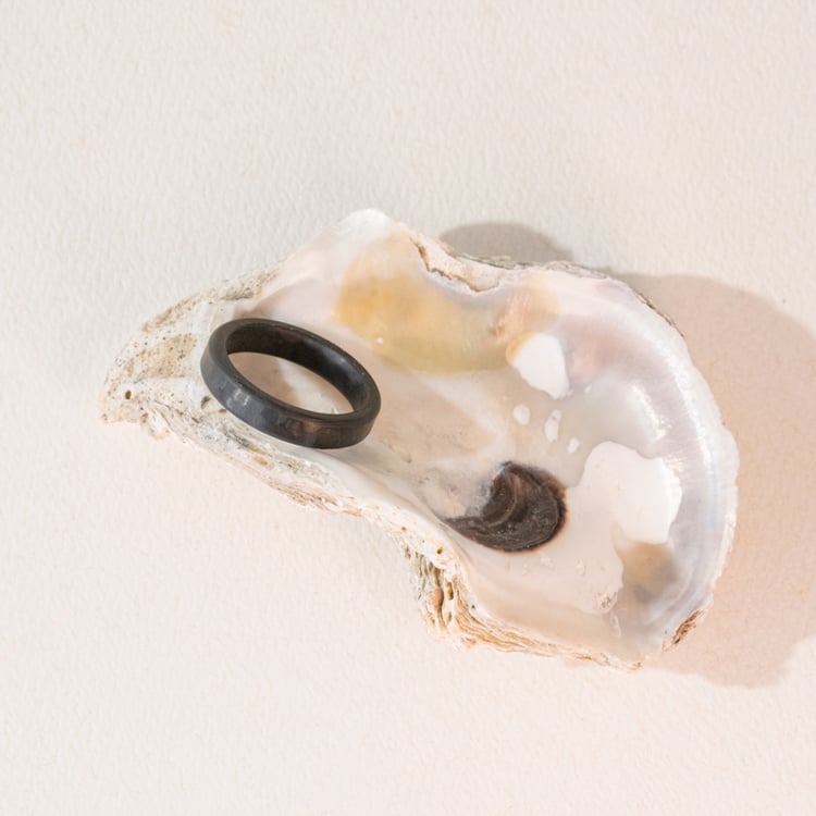 Ploché karbonové snubní prsteny se zkosenými hranami Versiss 100971