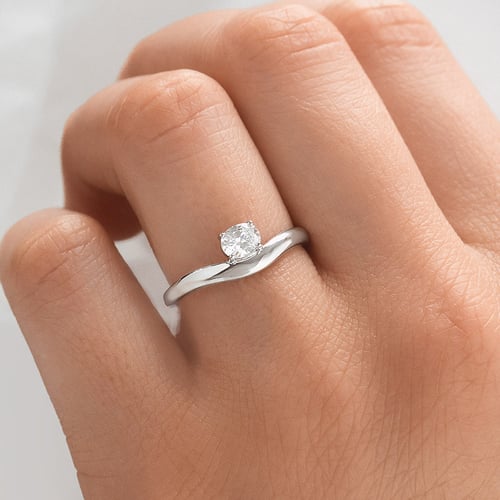 Atypický zásnubní prsten s 0.5ct IGI certifikovaným oval diamantem Adina