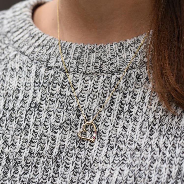 Stříbrný přívěsek srdce s rubíny a diamantem Tanish 103602