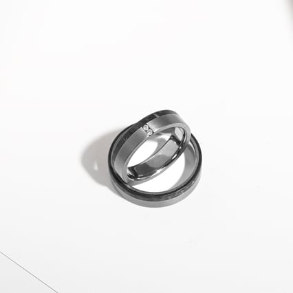 Tantalové snubní prsteny s karbonem a diamanty Brett