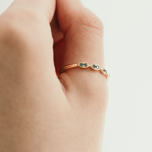 Něžný eternity prsten ze zlata s modrými diamanty Talita