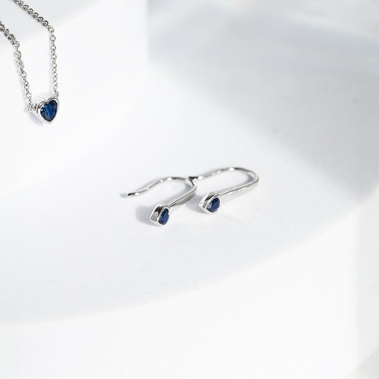 Visací náušnice se safírovými srdíčky Levy 145175