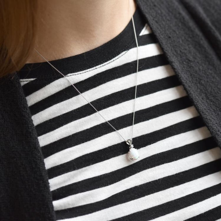 Zlatý přívěsek s bílým oválným opálem 38898