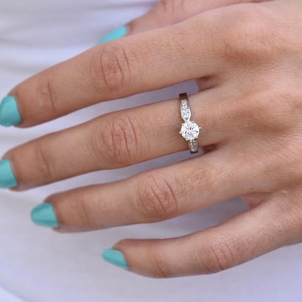 Zásnubní prsten s moissanitem a diamanty Mita