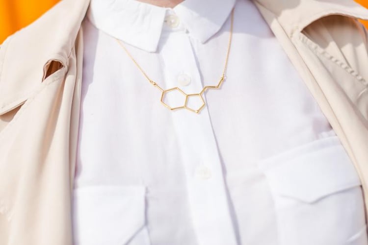 Molekula serotoninu ve stříbrném pozlaceném náhrdelníku 9737