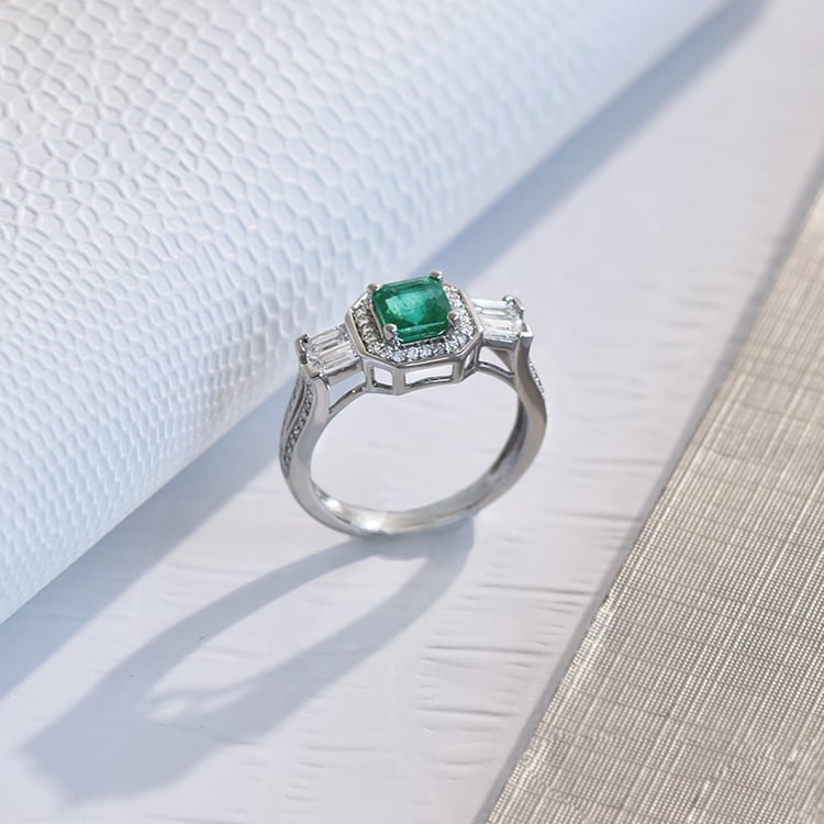 Zlatý prsten se smaragdem obklopeným diamanty Carli 109933