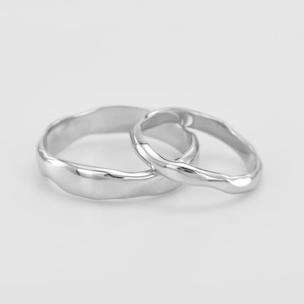 Nepravidelné platinové snubní prsteny s lesklým povrchem Parnell
