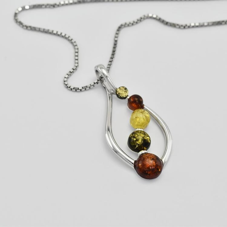 Přehlídka jantarů v stříbrném náhrdelníku Kei 24634