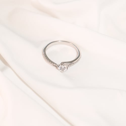 Zásnubní prsten s postranními diamanty Lileas