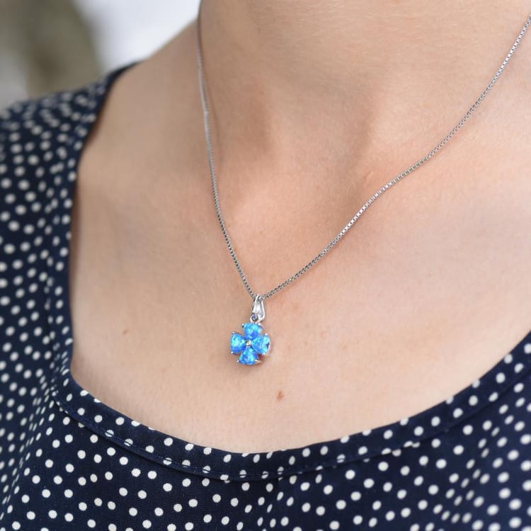 Opálový čtyřlístek ve stříbrném náhrdelníku 11639