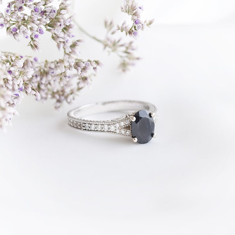 Zlatý vintage prsten s černým safírem a diamanty 89185