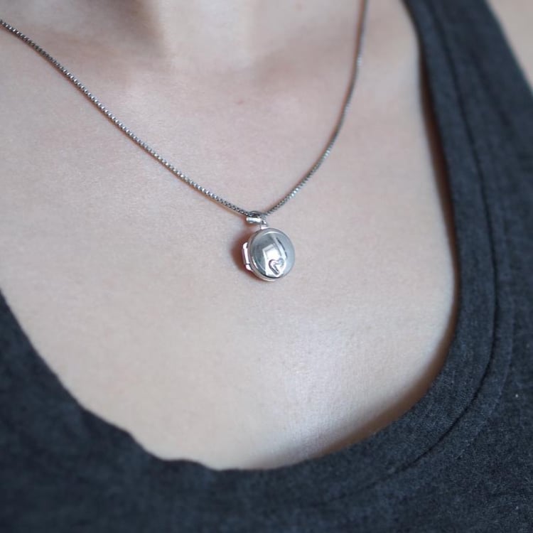 Stříbrný medailon s diamantem ukrytým v srdíčku Barra 8008